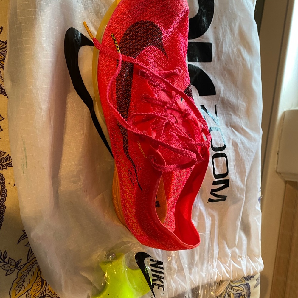 Nike Air Zoom Victory Track Spikesin Bright Pink and Black